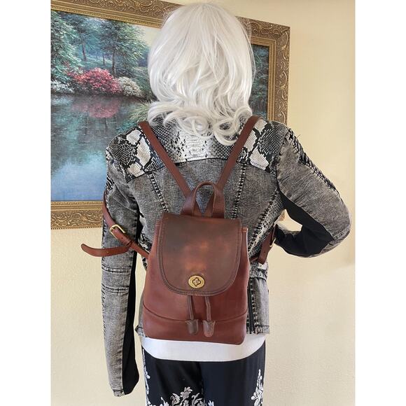 Vintage Coach daypack/backpack mini bag in brown glovetanned leather 9960 - Picture 3 of 9